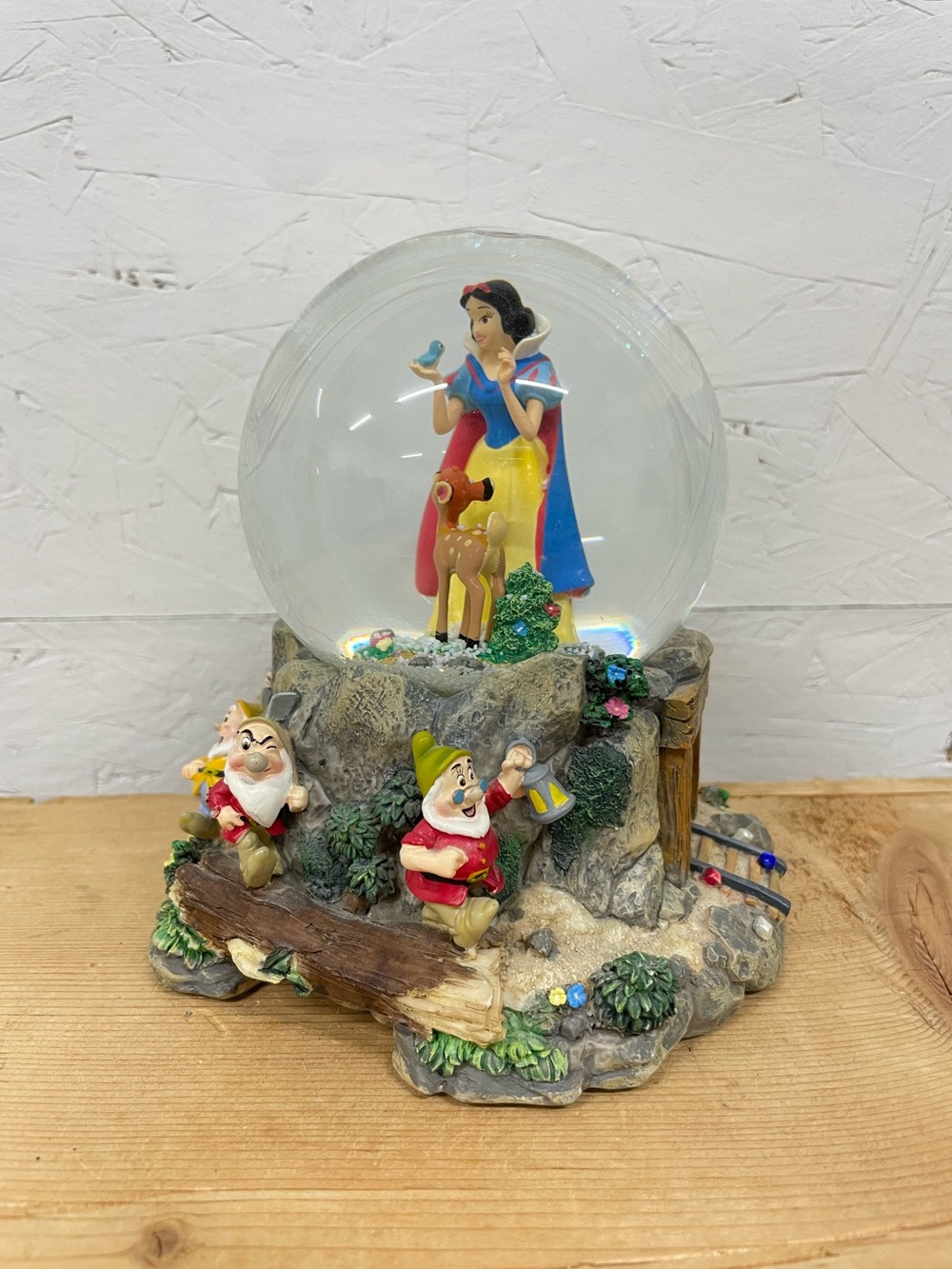 Disney “Snow White and The Seven Dwarfs” Snow Globe, Hallmark, EUC